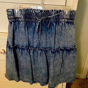 Pleated skirt with pockets. Made of tencel-a sustainable and recyclable fabric.